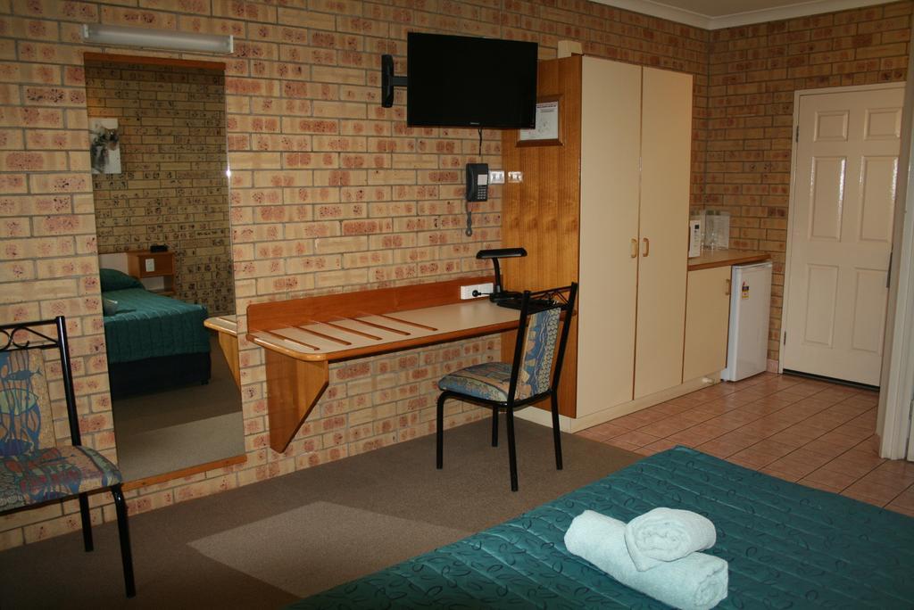 Mulga Country Motor Inn Σαρλβίλ Δωμάτιο φωτογραφία